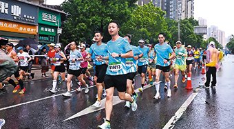 ▲产业工人畅跑“制造名城”。