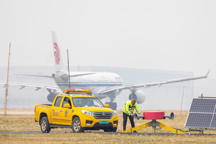4月27日，工作人员正在调试通过声音驱鸟的设备。  新京报记者 陶冉 摄