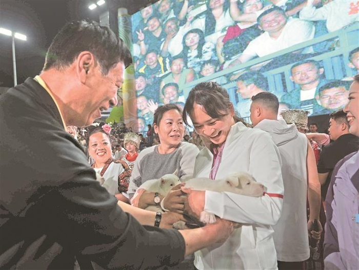     为投篮获胜者赠送下司犬幼犬。（贵州省体育局供图）