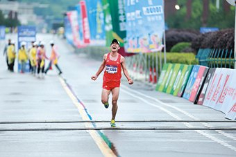 ▲参赛选手激情奔跑。