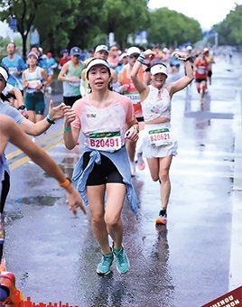 ▲雨中奔跑的中车株机公司职工。