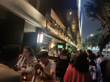 维多利亚港旁的一家餐吧 财联社记者摄