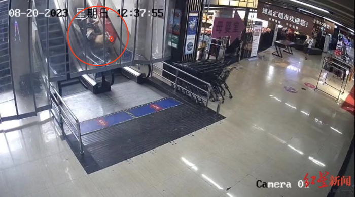 ▲监控视频显示：老人从扶梯上倒下