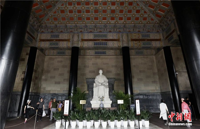 南京中山陵祭堂内的孙中山坐像.