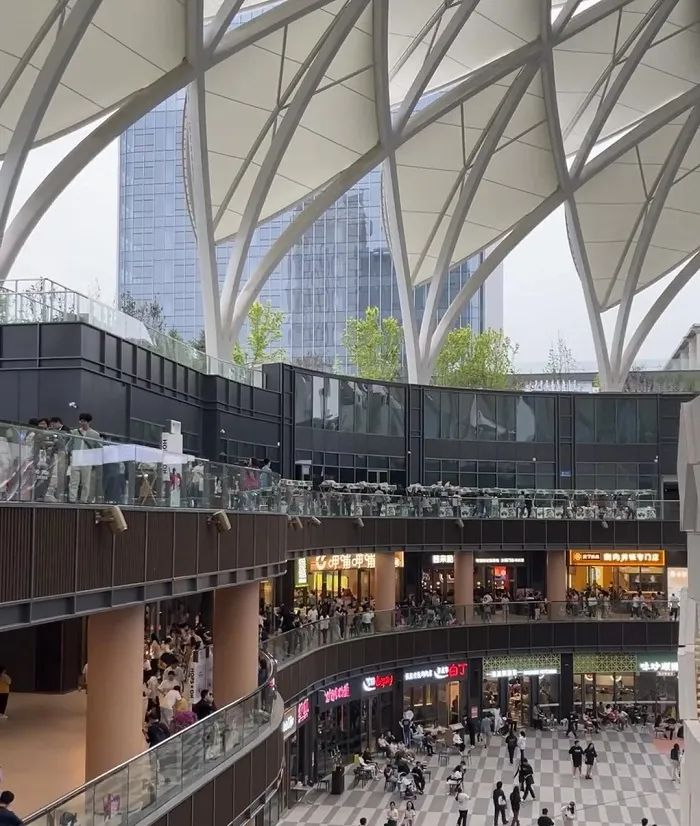 火爆的超级合生汇。李凯旋/摄