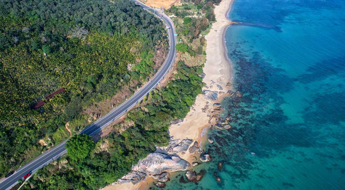 环岛旅游公路万宁路段。