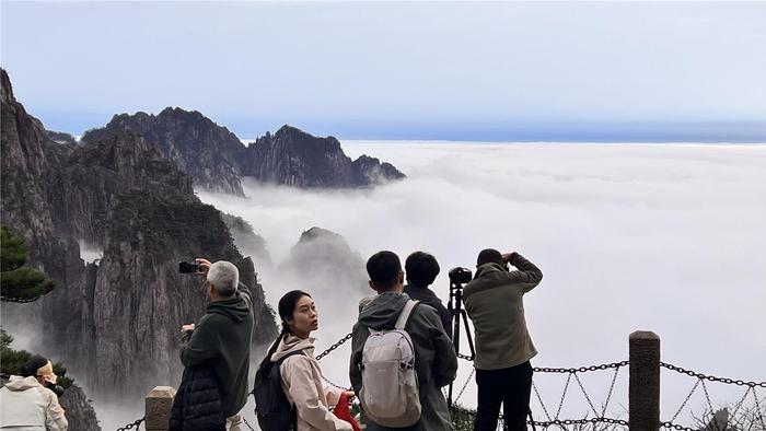 众多游客在黄山风景区游览观光。本报记者 潘 成 摄