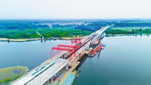     5月5日，连接京冀两地的厂通路潮白河大桥主桥上部结构钢梁成功合龙。  河北日报通讯员 王恒摄