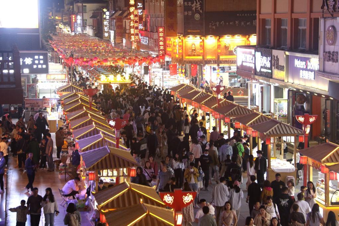 5月3日晚，游客在甘肃省敦煌市游览夜市。新华社发（张晓亮摄）