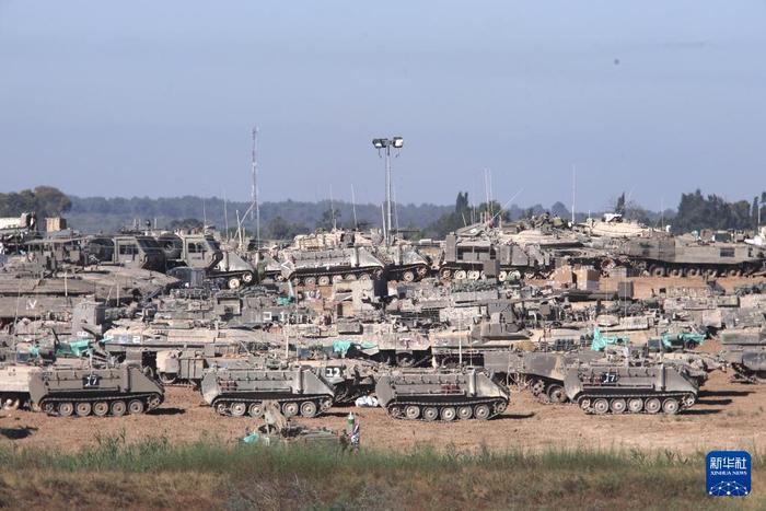 5月8日，以军装甲车在以色列南部凯雷姆沙洛姆口岸附近部署。新华社发（伊兰·阿萨亚格摄/基尼图片社）