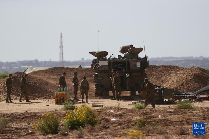 5月8日，以军装甲车在以色列南部凯雷姆沙洛姆口岸附近部署。新华社发（贾马尔·阿瓦德摄）