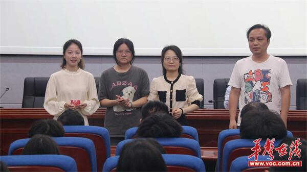 （图书馆馆长符明为三位代表赠送书卡。）