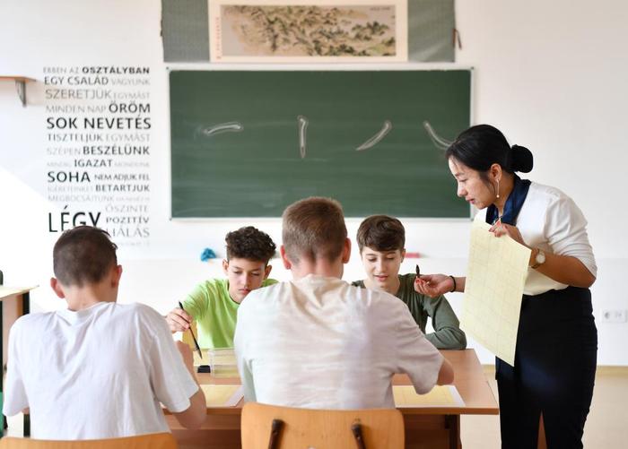   2023年2月24日，在布达佩斯的匈中双语学校，中国教师指导学生们学习书法。