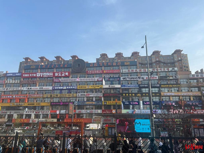 ▲双语广告牌组成的网红墙