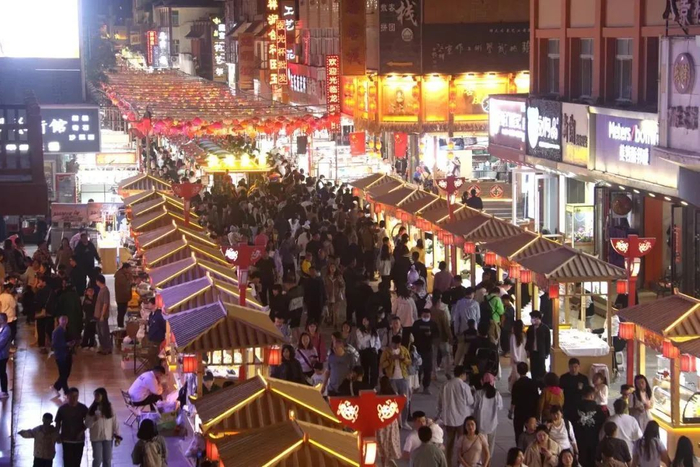 5月3日晚，游客在甘肃省敦煌市游览夜市。新华社发（张晓亮摄）