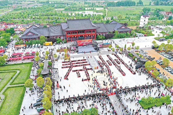 5月2日，游客在寿县古城游客服务中心广场参加千人豆腐宴，分享豆腐美食。特约摄影 陈彬 本报记者 柏松 摄