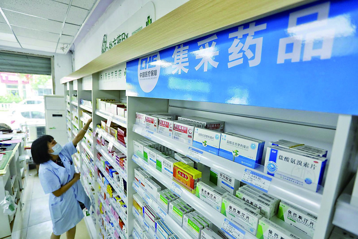     工作人员整理商品