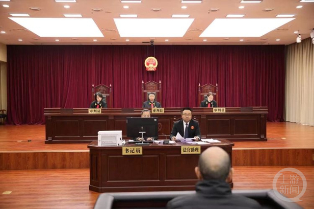 汉中市住房保障管理中心原主任夏彦成受贿案一审开庭。 图片来自汉中市中院