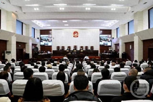 汉台区法院公开开庭审理肖璠挪用公款罪、受贿罪一案。 图片来自汉台区法院