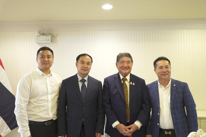 从左至右 诚信志远集团总经理杨海洋 郑州市市长何雄 泰国副总理普坦·威乍耶猜 泰国KAF集团董事长高一心