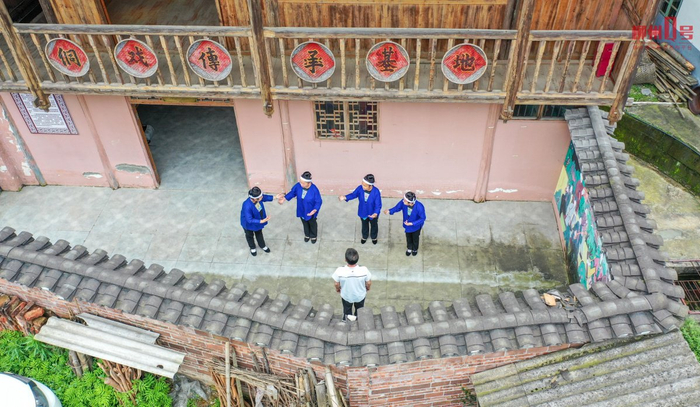 在三江侗族自治县良口乡南寨村的侗戏传承基地，杨开远在教村民进行侗戏表演。