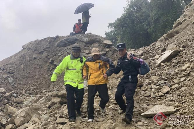 强降雨致独龙江公路多处塌方 当地暖心护航游客点赞
