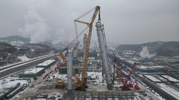   中国石油吉林石化公司炼油化工转型升级项目120万吨/年乙烯装置的施工现场。新华社发