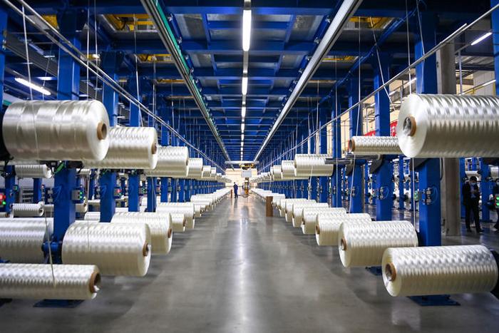   工人在吉林化纤集团国兴碳纤维公司生产车间整理碳纤维原丝（2022年10月31日摄）。新华社记者 颜麟蕴 摄