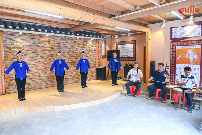 在三江侗族自治县良口乡南寨村的侗戏传承基地，村民在进行侗戏的排练。