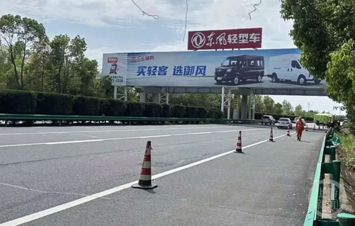 涉事理想在汽车广告牌前突然减速并刹停。受访者供图