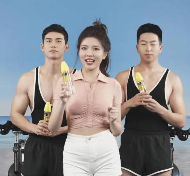 椰树集团请俊男靓女在直播间宣传 视频截图