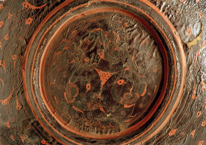 西汉云纹漆盘上的凤凰纹（湖南省博物馆藏）