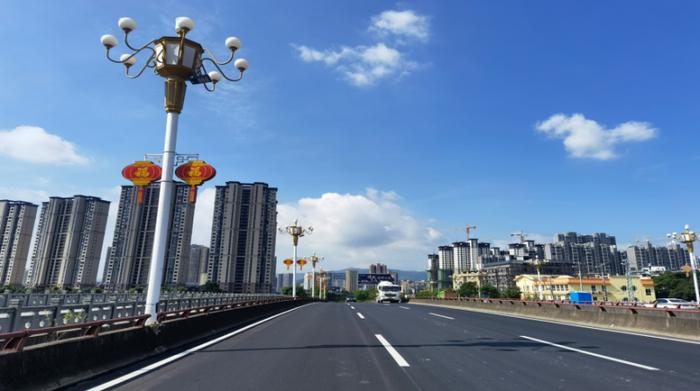 福建霞浦县城区水泥路面“白加黑”提质升级