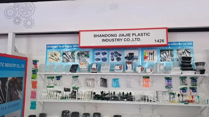 山东嘉洁塑业在中东市场展示的一次性餐具