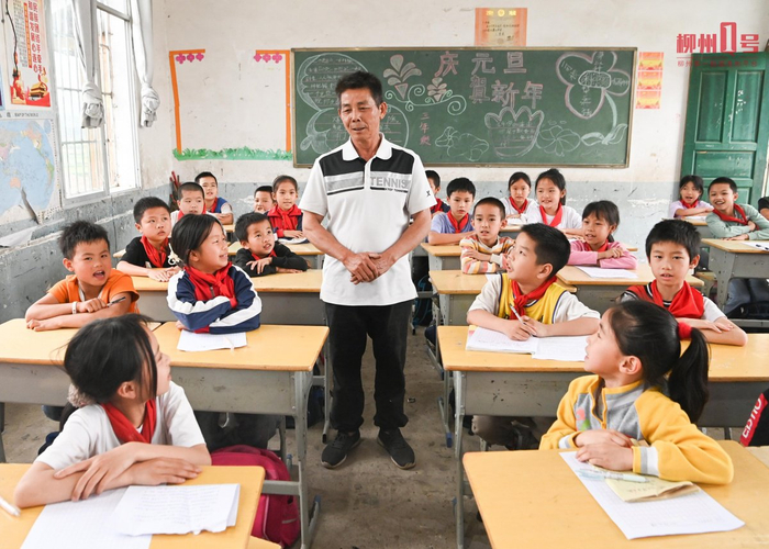 杨开远到南寨希望小学与学生分享他和侗戏的故事。
