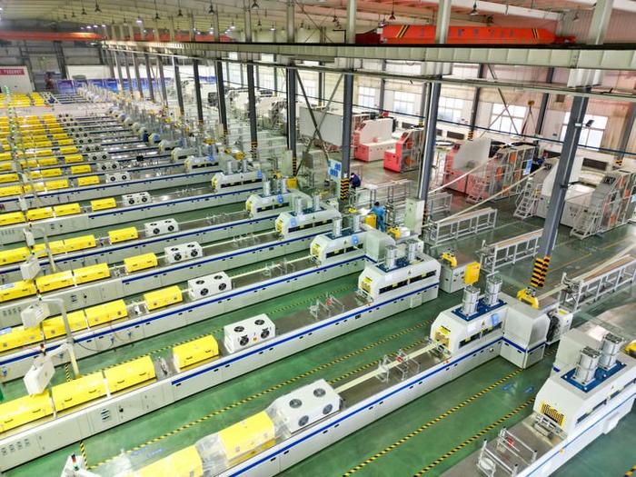 2023年1月31日，工人在吉林化纤集团吉林国兴复合材料有限公司车间内工作（无人机照片）。新华社记者 颜麟蕴 摄