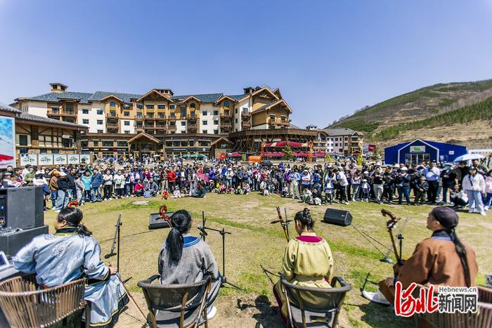 5月2日，游客在崇礼太舞滑雪小镇观看游牧音乐周演出。河北日报通讯员 李登云摄
