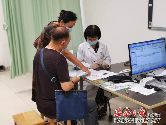　　海口市人民医院开设了“简易专家号”，患者只需要花0.5元就可以复诊挂号。海口市人民医院供图