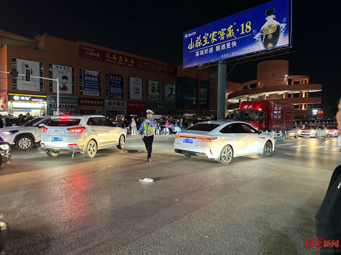 ▲正在指挥交通的交警