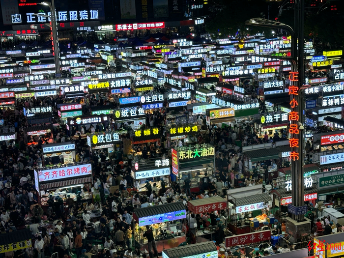 ▲五一期间的正定小商品夜市