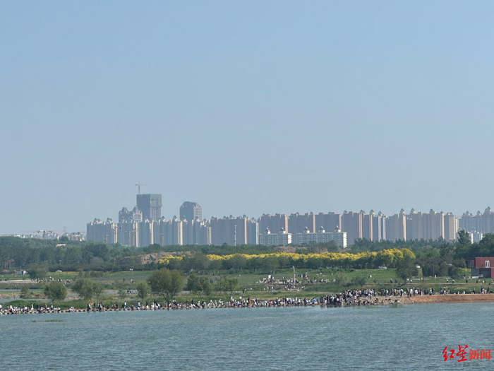 ▲滹沱河边，人头攒动