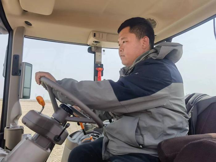 3月28日，翼联农业科技有限公司负责人齐先瑞向记者介绍托管农田的灌溉设施。 河北日报记者 魏雨摄