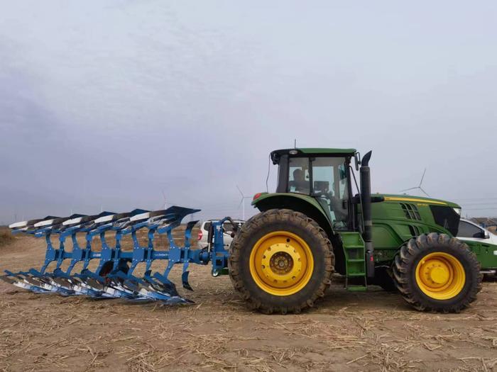 4月8日，福途盛金农机农民专业合作社的荆存峪驾驶拖拉机在耕作。荆存峪供图