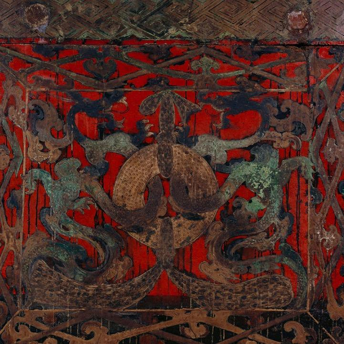 朱地彩绘棺足挡局部