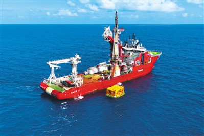 图为"深海一号"二期项目所用深水水下中心管汇入水瞬间.