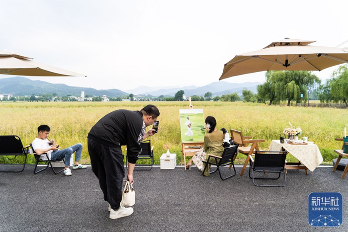 5月7日，顾客在潜山市南北咖啡馆室外区域拍照。新华社记者 赵金正 摄