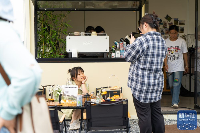 5月7日，顾客在潜山市南北咖啡馆拍照。新华社记者 赵金正 摄