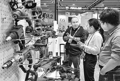 印尼零售企业在广交会五金工具展区了解中国企业的展品。新华社发