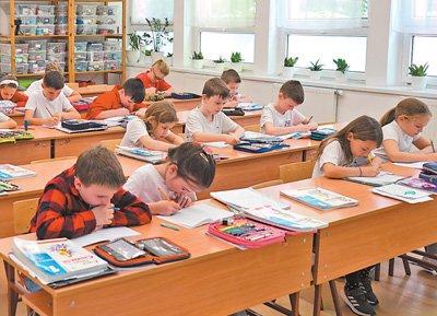 在匈中双语学校的中文课堂上，小学二年级的学生正在听写汉字。人民日报欧洲中心分社 依琳 摄