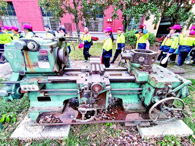     小学生在湖南省衡阳市建湘工业文化园开展研学。资料图片